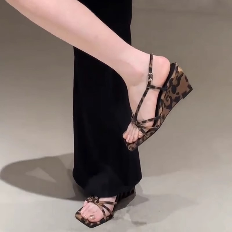 Sandal Wedges Macan Tutul Sabu - Crossfit Belt ulasan dan harga